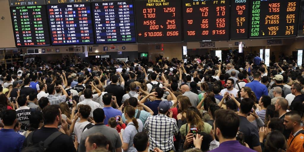 Crowd reacting to changing odds.